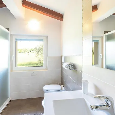 בית נופש 3 Bedroom In Vr לאזיסה